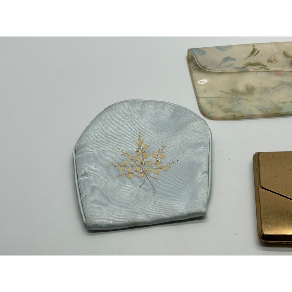 Lot of Vintage 50's Compacts, vinyl cases and silk cases for a ladies purse - Picture 5 of 7